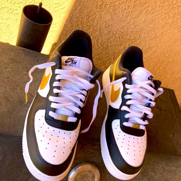 I’m selling Air Force 1 white black and metallic gold brand new great condition